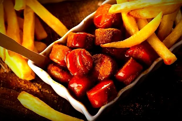 Currywurst mit Pommes in einer Schale