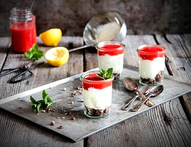 Desserts in Gläsern mit roter Fruchtsauce