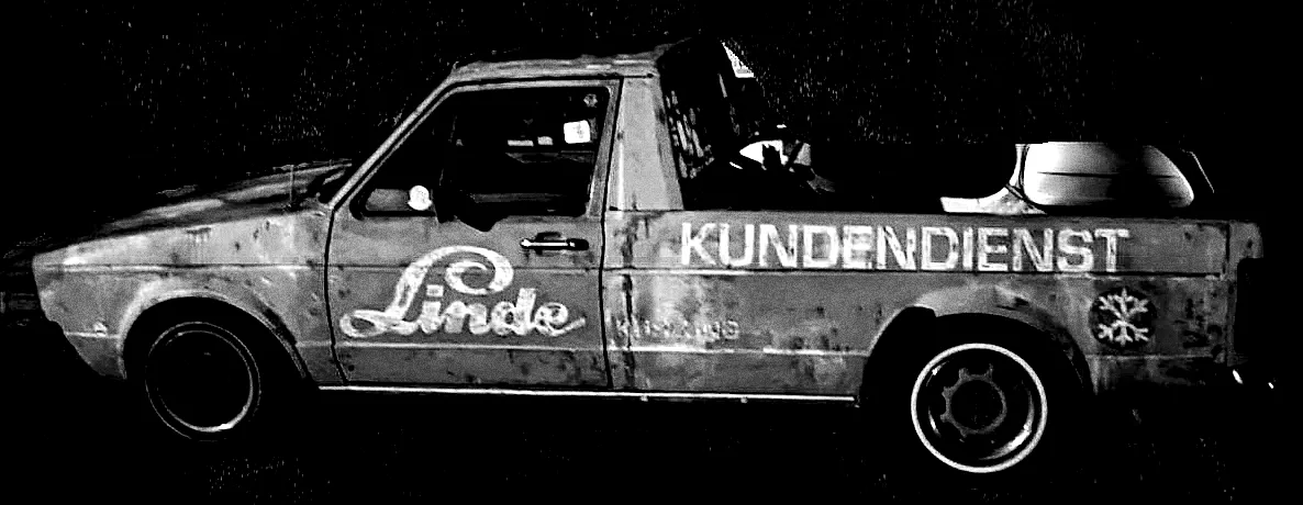 Rostiger Oldtimer-Pickup mit Kundendienst-Beschriftung, umgebaut zum DJ-Pult