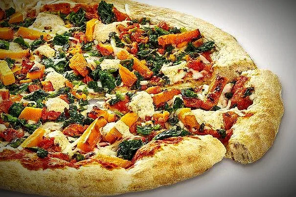 Pizza mit Kürbis und Spinat aus dem Steinofen
