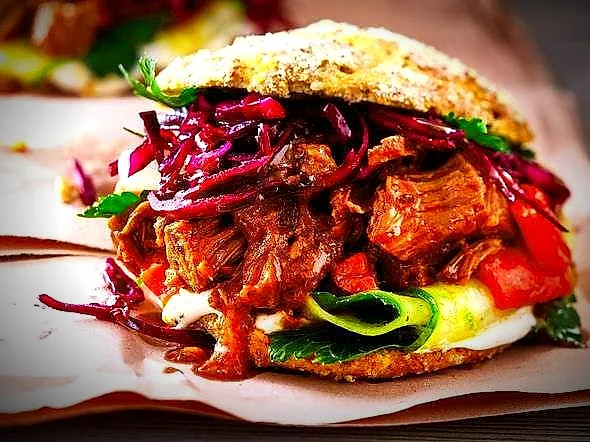 Pulled Beef Burger mit Rotkohl und Gurke
